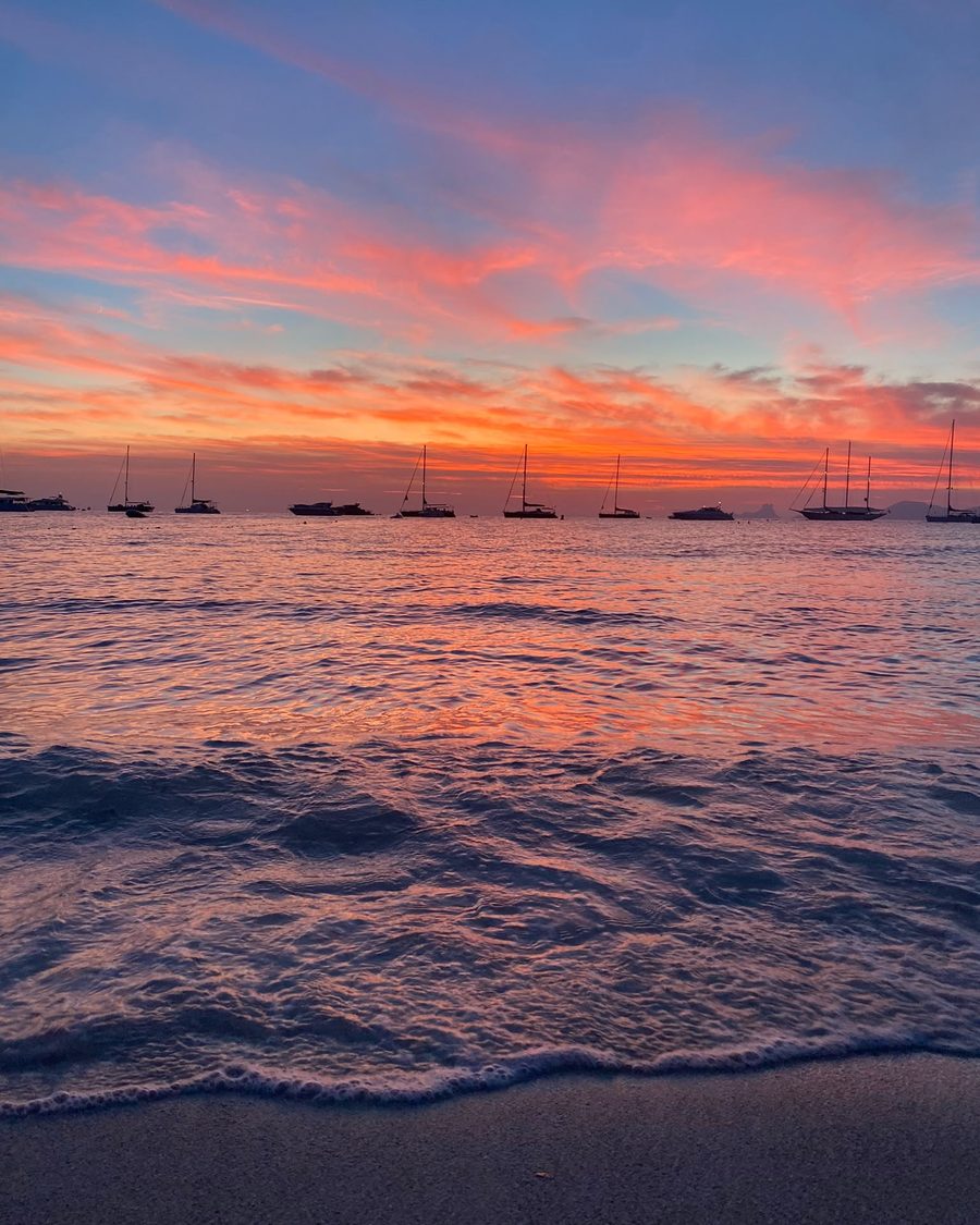Atardecer rosa sobre el mar de Formentera con veleros