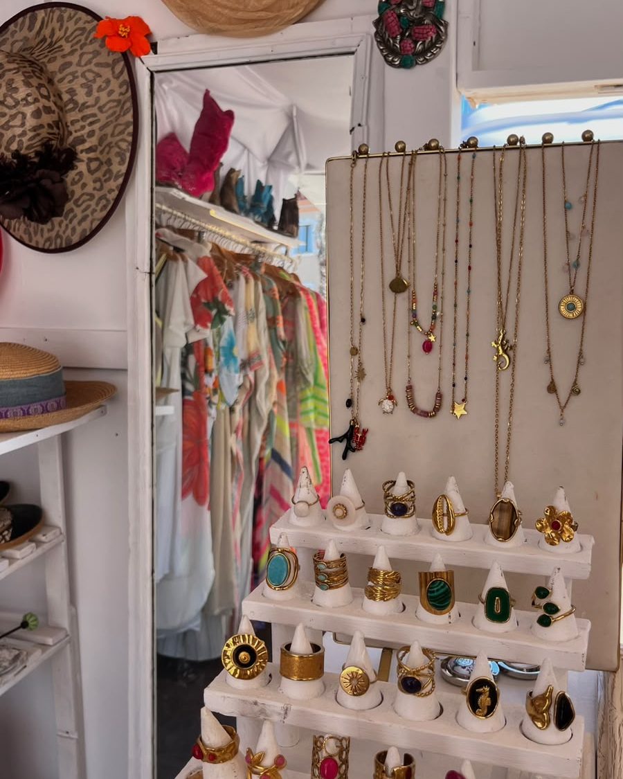 Interior del puesto con sombreros, espejos y anillos
