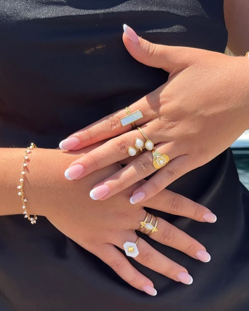 Manos con anillos y pulseras doradas