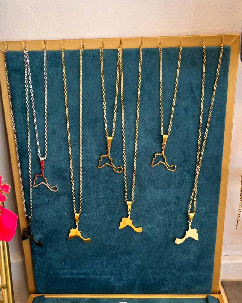 Collares de acero con la silueta de Formentera