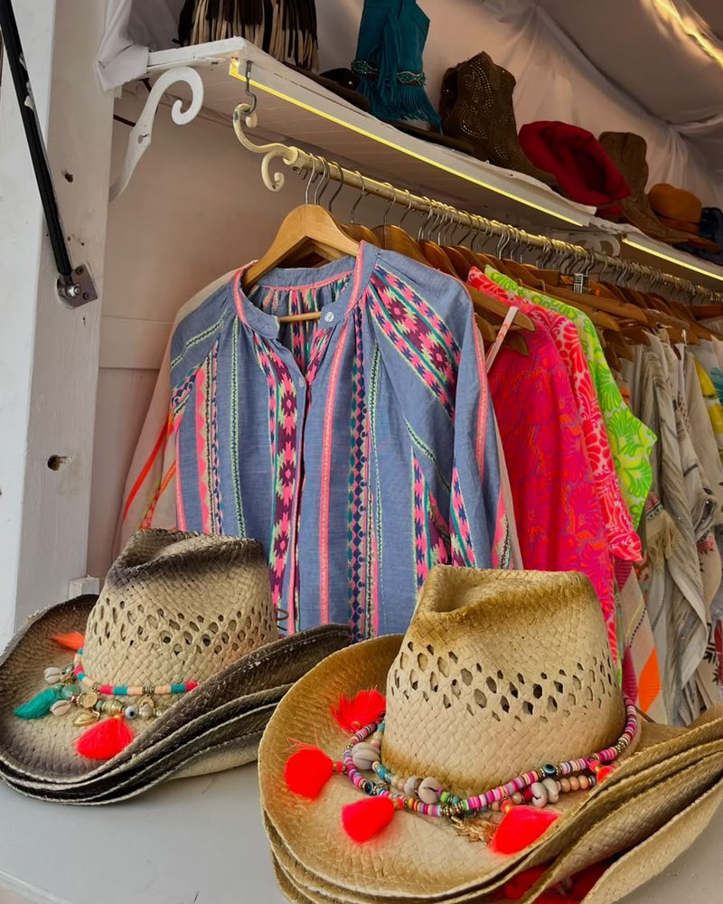 Sombreros de paja con detalles de colores