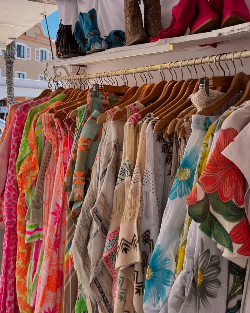 Ropa de mujer colgada en el puesto
