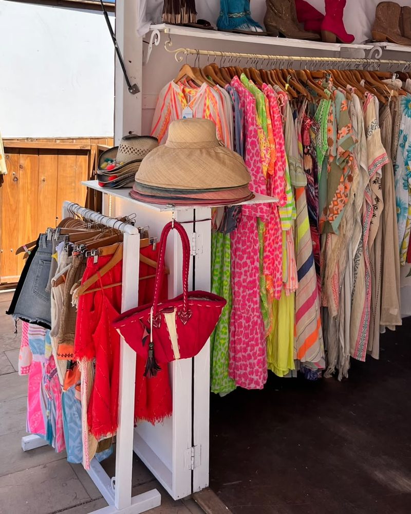Vestidos y kaftanes de colores en el puesto