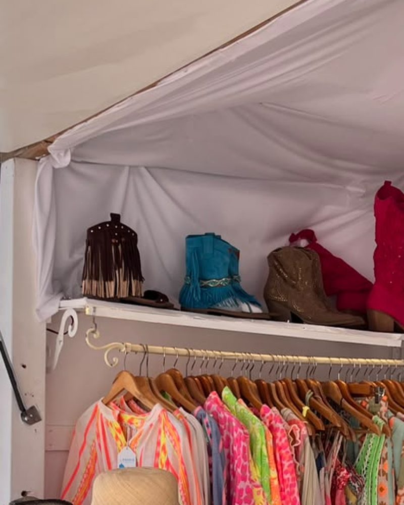 Botas camperas en la estantería del puesto