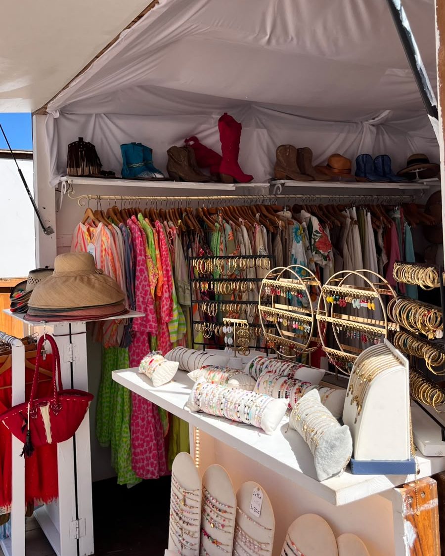 El puesto de Propio en el puerto de La Savina, con ropa, sombreros y bisutería